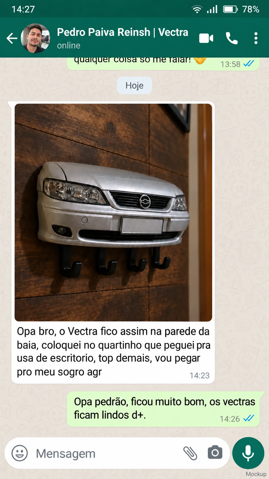 Avaliação do cliente Pedro, mostrando o porta-chaves Vectra na parede