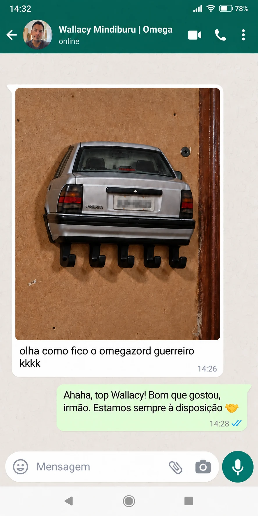 Avaliação do cliente Wallacy, mostrando o porta-chaves Omega na parede